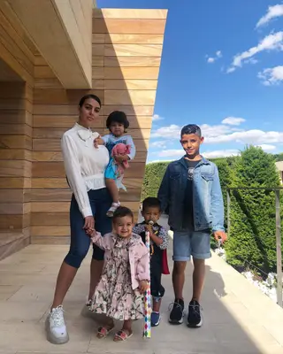Georgina com Eva, Alana, Mateo e Cristiano Júnior