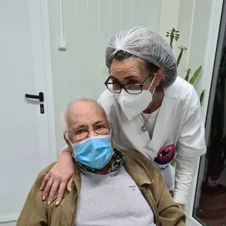 O pai de Jorge Gabriel com uma das funcionárias do lar onde se encontra internado