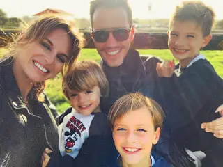 A atriz com o marido e os filhos
