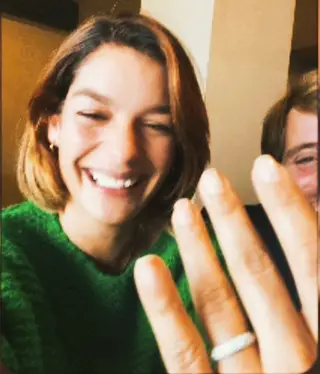 Marta Faial mostra anel de noivado