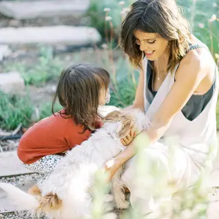 Andreia Rodrigues com a filha, Alice, e a cadela, Roma