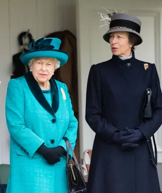 Rainha Isabel II de Inglaterra com a sua filha, a princesa Ana