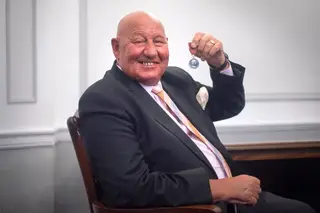 Ron Russell com a medalha que lhe foi oferecida pela rainha Isabel II