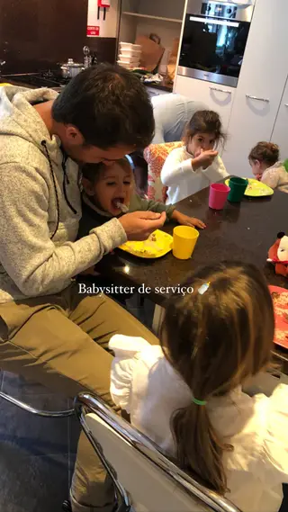 Tiago Teotónio Pereira a ajudar os sobrinhos de Rita Patrocínio na hora da refeição