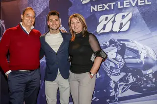 Miguel Oliveira com o pai, Paulo Oliveira, e a madrasta, Cristina Oliveira