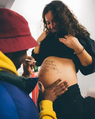 O cantor Dino D'Santiago e a companheira, Rafaela de Sousa, aguardam o nascimento do pequeno Lucas, o primeiro filho do casal