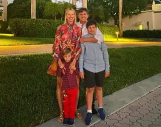 Karolina Kurkova com o marido e os filhos