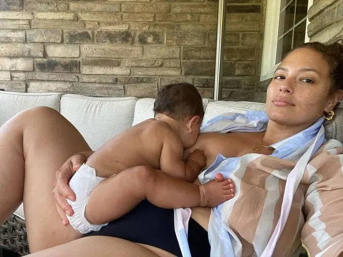 Ashley Graham deu as boas-vindas ao primeiro filho