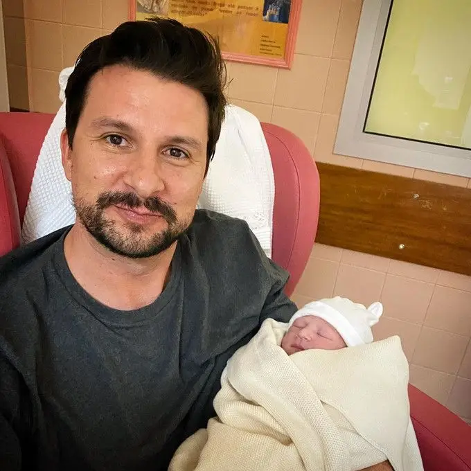 Hugo Sousa foi pai pela primeira vez. O humorista deu as boas-vindas a uma menina