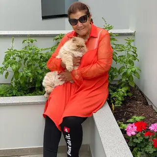 Dolores Aveiro com o seu gato, Lucas