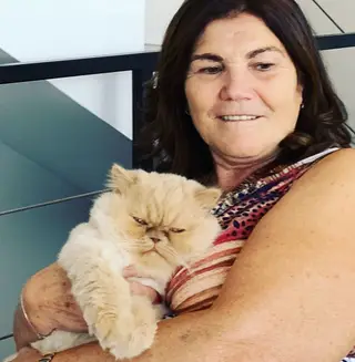 Dolores Aveiro com o seu gato, Lucas