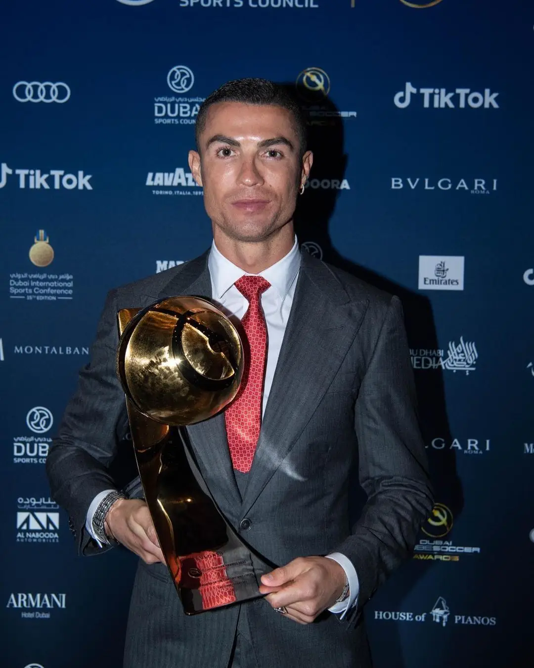 Cristiano Ronaldo exibe o prémio