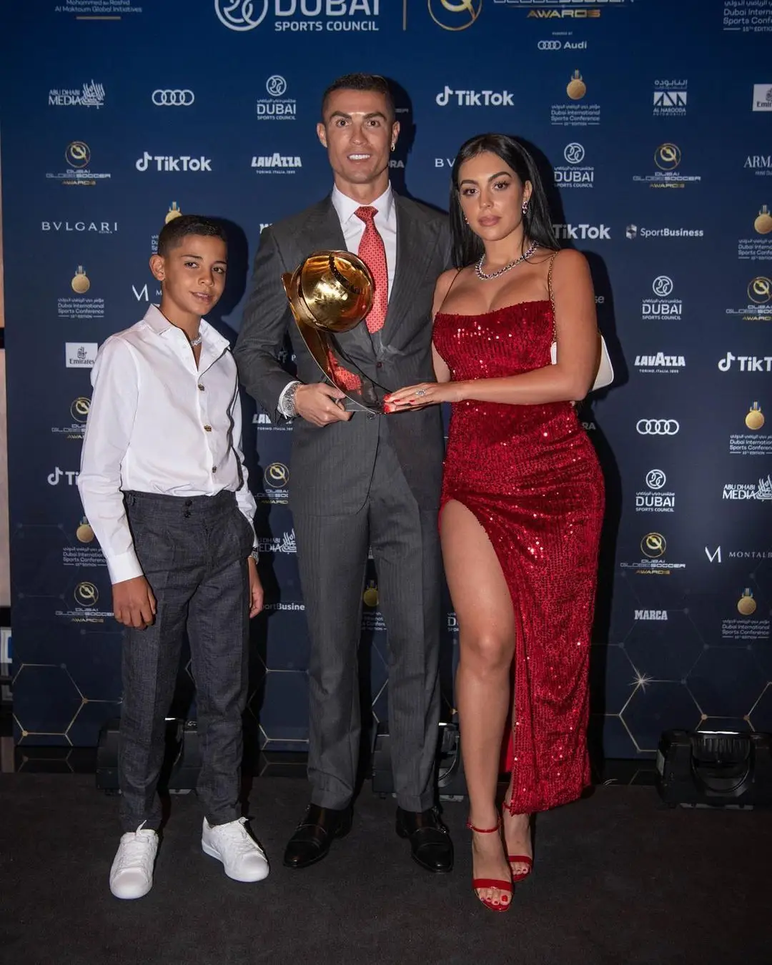 Cristiano, o filho mais velho do futebolista, também esteve ao lado do pai neste momento de grande felicidade