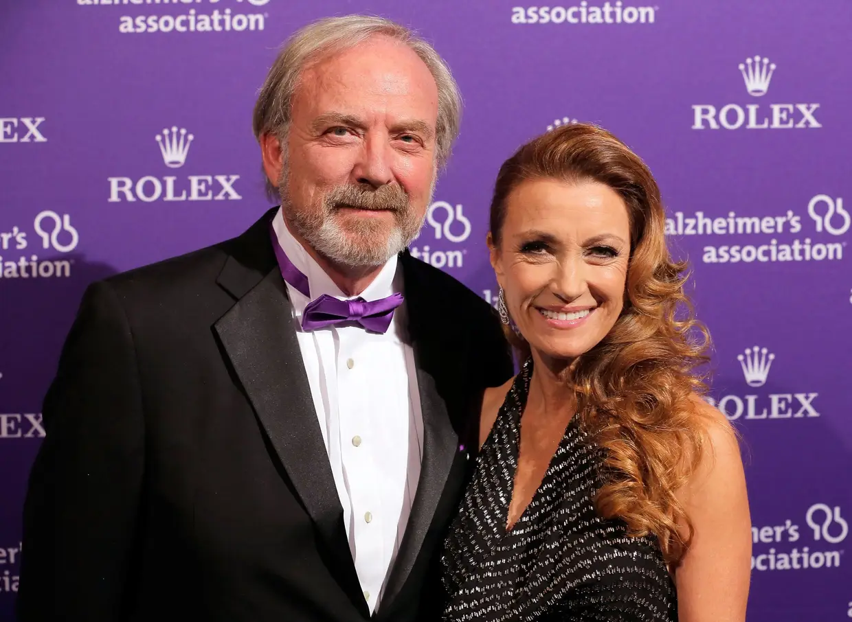 Com o ator James Keach, a atriz esteve casada entre 1993 e 2013.