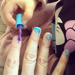 Alice a pintar as unhas ao pai