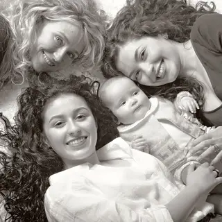 Sara Barradas com a mãe e as irmãs, em 2016