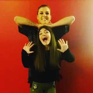 Romana com a filha, Ísis