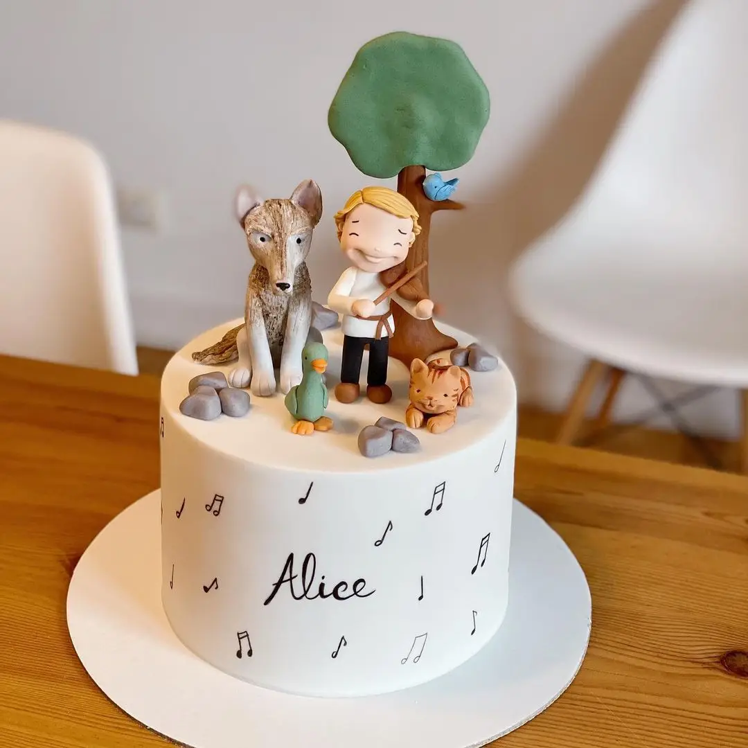 O bolo de aniversário com o tema 'Pedro e o Lobo'