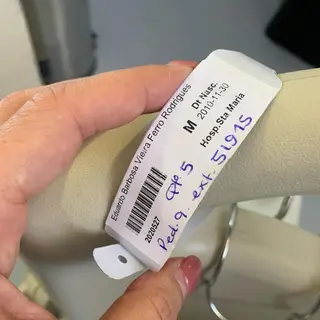A fotografia que acompanha esta mensagem de Rita Ferro Rodrigues e que representa a pulseira usada por qualquer doente que esteja internado num hospital público