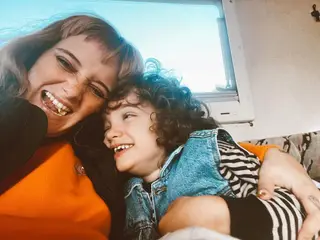 Carolina Deslandes com o filho mais velho, Santiago