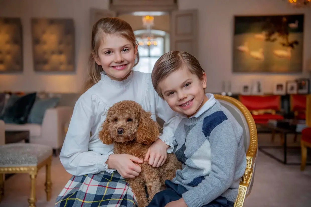 A princesa Estelle da Suécia com o irmão, Óscar e o cão, Rio
