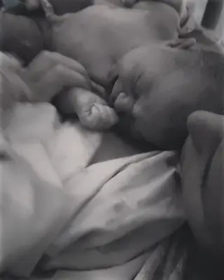 Márcia Leal com a filha recém-nascida, Mia