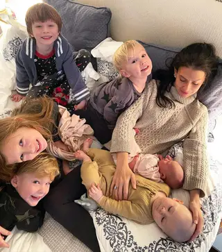 Hilaria e os seis filhos