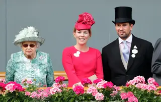 Rainha Isabel II com Autumn e Peter Phillips