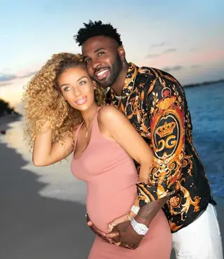 Jason Derulo e a namorada Jena Frumes vão ser pais