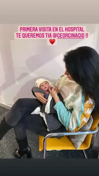 Georgina com filho de Julia Salmeá