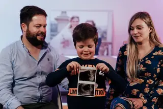 Bruno Fernandes com o filho, Afonso, e a mulher, Tatiana Oliveira. A família está radiante com a notícia de que há mais um membro a caminho.