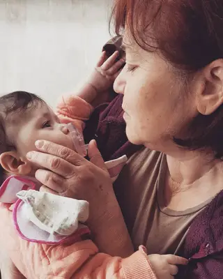 A mãe de Débora Monteiro com uma das suas filhas gémeas