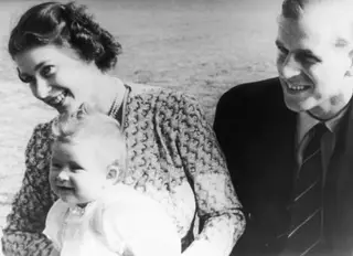 Rainha Isabel II, Príncipe Filipe e o príncipe Carlos em criança