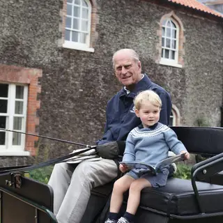 O duque de Edimburgo com o bisneto George, filho de William e Kate