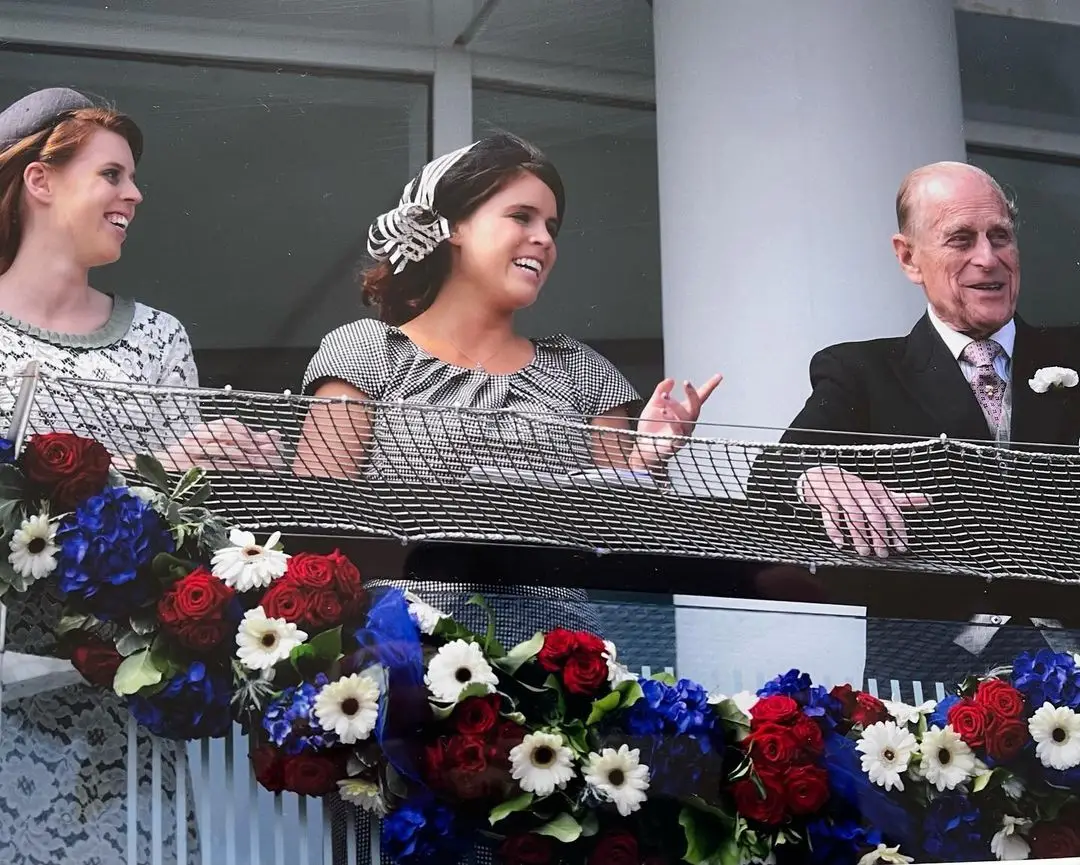 Beatrice e Eugenie de Inglaterra, filhas do príncipe André e de Sarah Ferguson, com o avô, o príncipe Filipe, que morreu no dia 9 de abril, aos 99 anos.