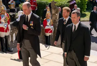 William e Harry com o primo Peter Phillips, filho da princesa Ana
