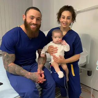 Ashley Cain e Safiyya com a filha, Azaylia