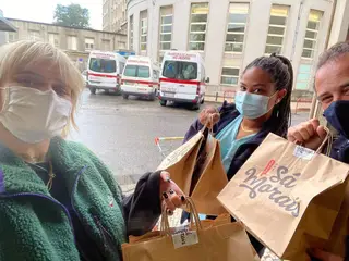Carolina Deslandes entrega comida no Hospital de Santa Maria, em Lisboa