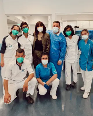 Joana Cruz rodeada pelos profissionais de saúde que a têm acompanhado na luta contra o cancro da mama