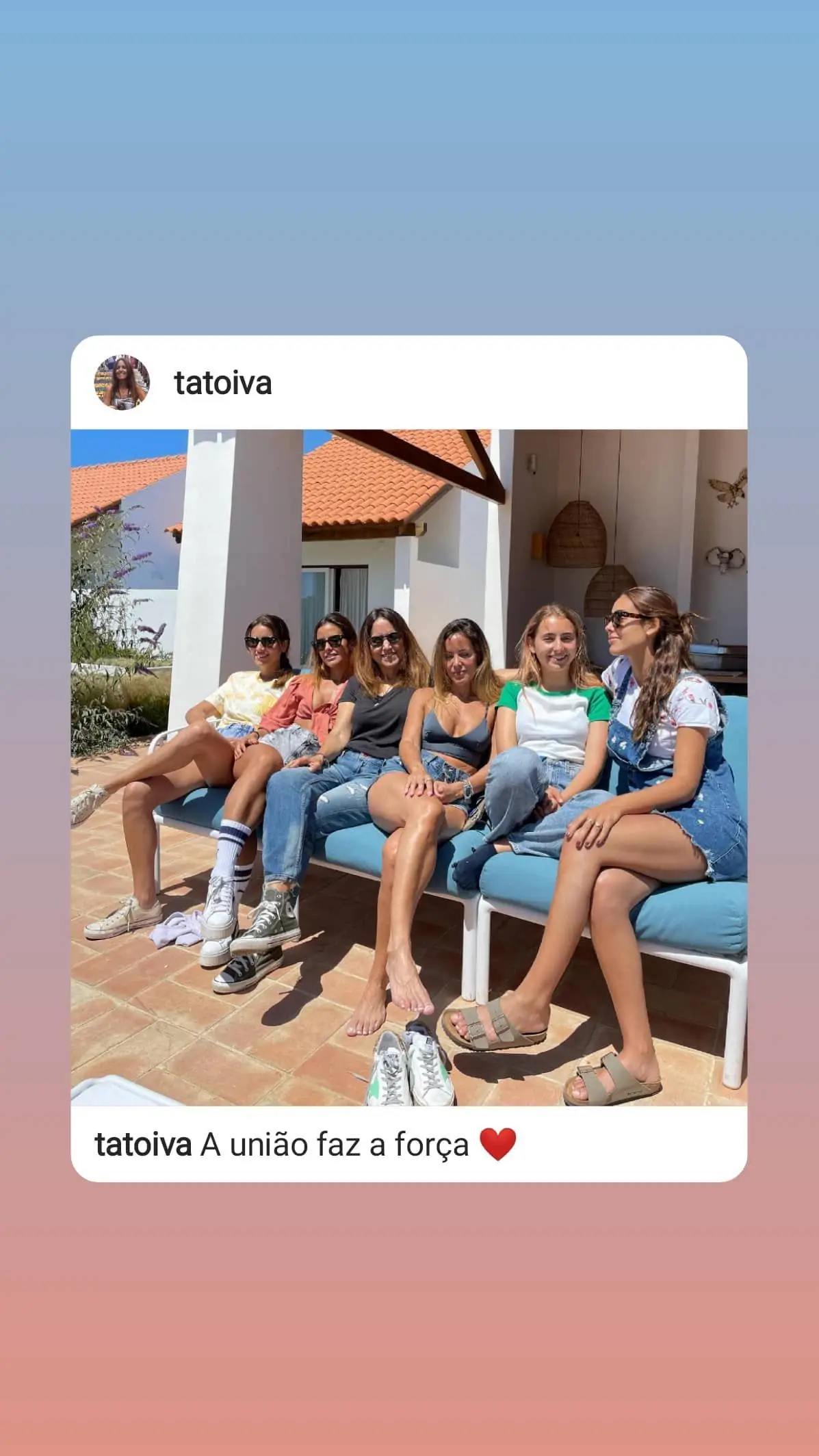 Mariana Patrocínio com a mãe, Teresa Vieira de Almeida, e das irmãs, Inês, Carolina, Victoria e Rita