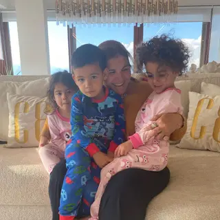 Dolores com Alana Martina e os gémeos Eva e Mateo