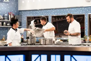 Rute na cozinha ao lado de Ljubomir Stanisic e Lucas