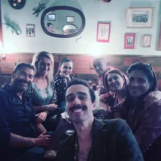 Miguel Raposo na frente e, da esquerda para a direita: Marcantonio Del Carlo, Iolanda Laranjeiro, Sara Barradas, José Raposo, Maria João Abreu e João Soares