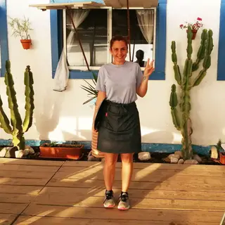 Sara Norte à porta do restaurante onde agora trabalha