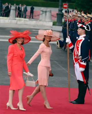 Paloma e Telma Ortiz, a mãe e a irmã da rainha Letizia, no dia do seu casamento com o então príncipe Felipe de Espanha, em 2004.