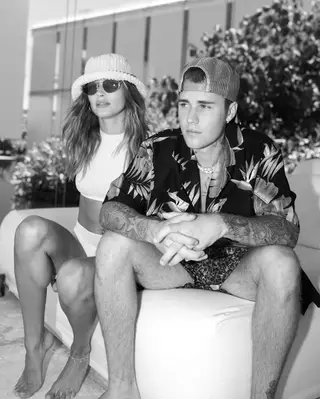 "Mãe e pai", escreveu Justin Bieber na legenda desta fotografia onde surge ao lado da mulher, Hailey