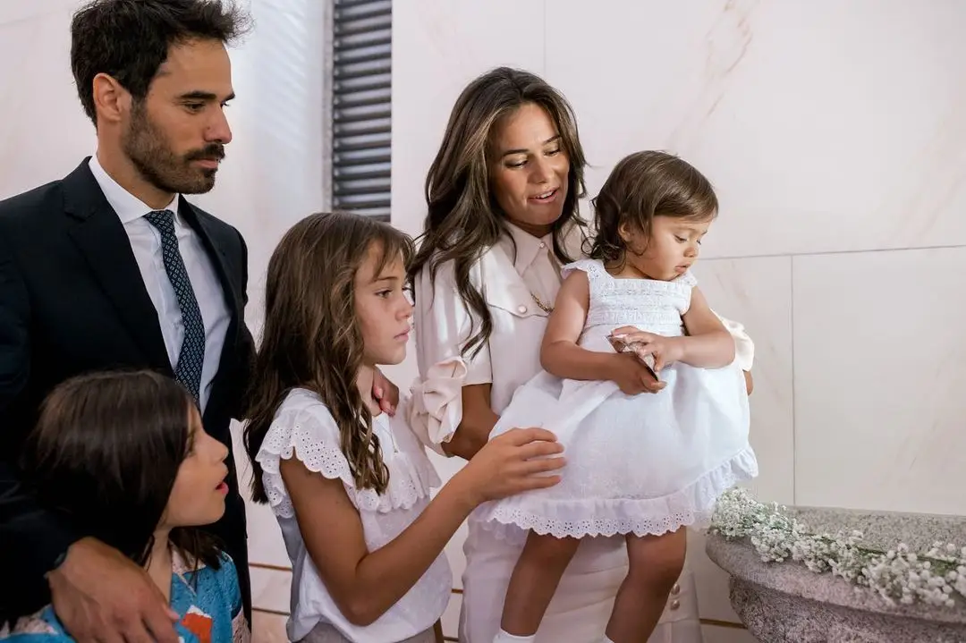 Maria, a filha de Cláudia Vieira, esteve sempre ao lado da irmã mais nova neste dia especial