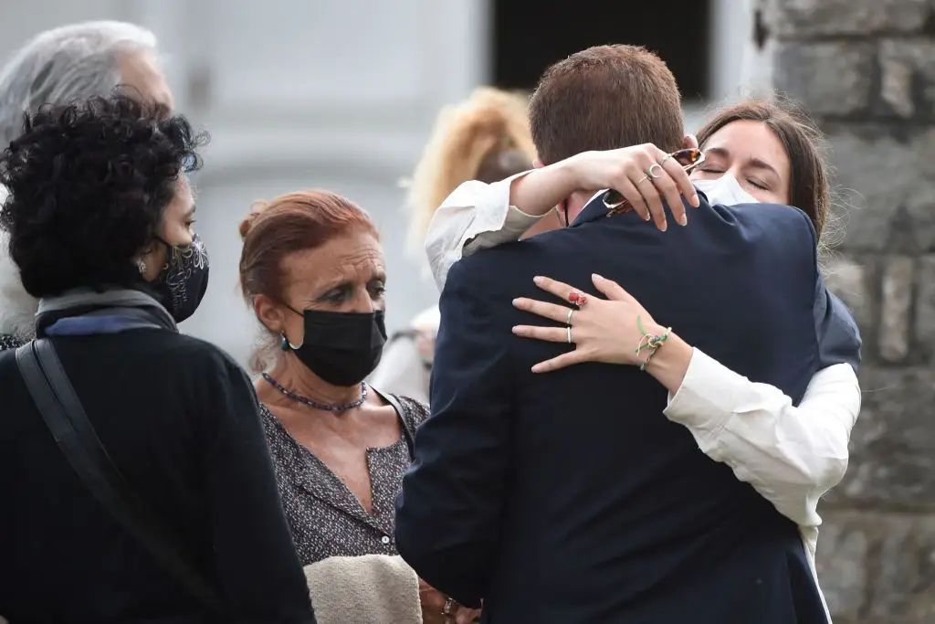 Jesús Ortiz, pai da rainha Letizia, confortado por familiares no funeral da mãe, Menchu Álvarez
