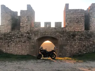 A porta do castelo que está apontada para Santarém