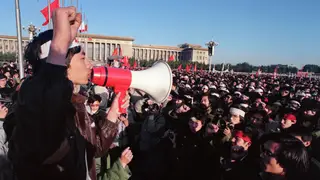 A 14 de Maio de 1989, um dos manifestantes em Tiananmen motiva os colegas.